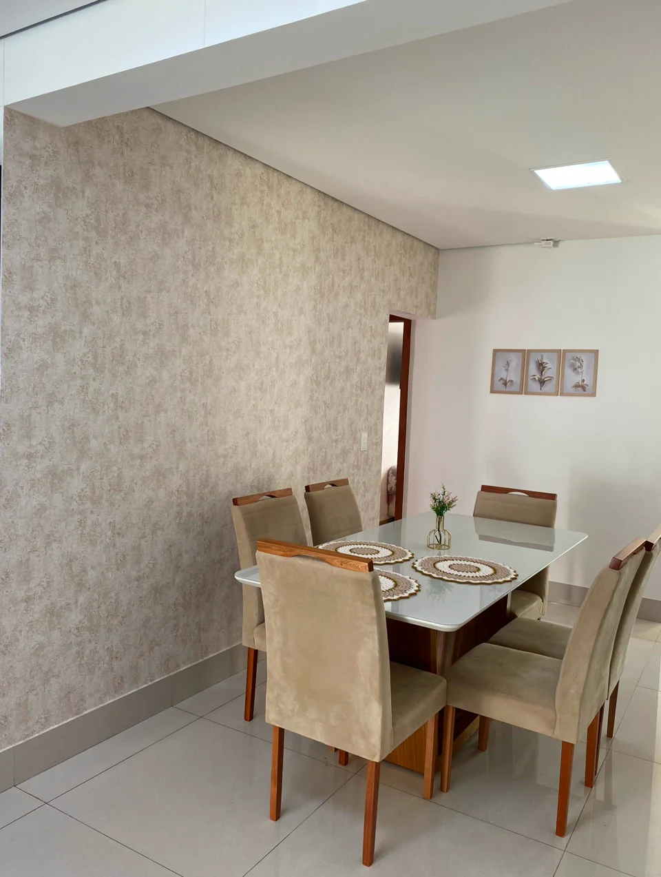Aplicação de papel de parede texturizado em sala de jantar