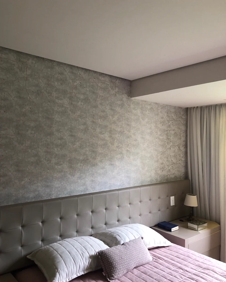 Papel de parede marmorizado rústico em parede de cabeceira de suíte